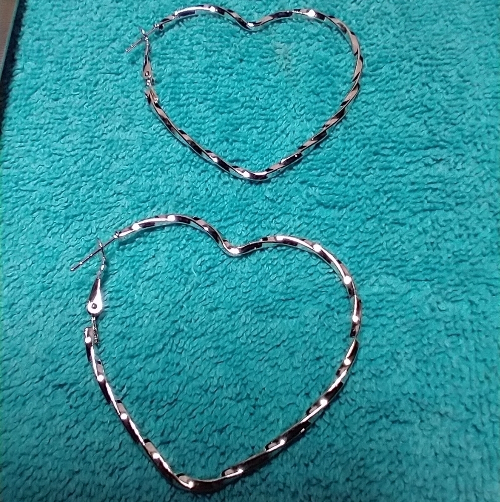 Silvertone twisted wire heart hoop wire pierced large earrings